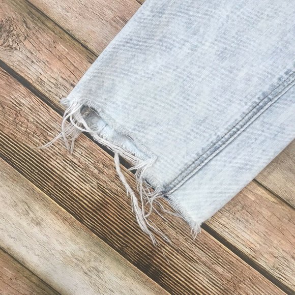 American Eagle Womens Size 6 Light Wash Distressed Ripped Raw Hem Mom Jean - Picture 4 of 7